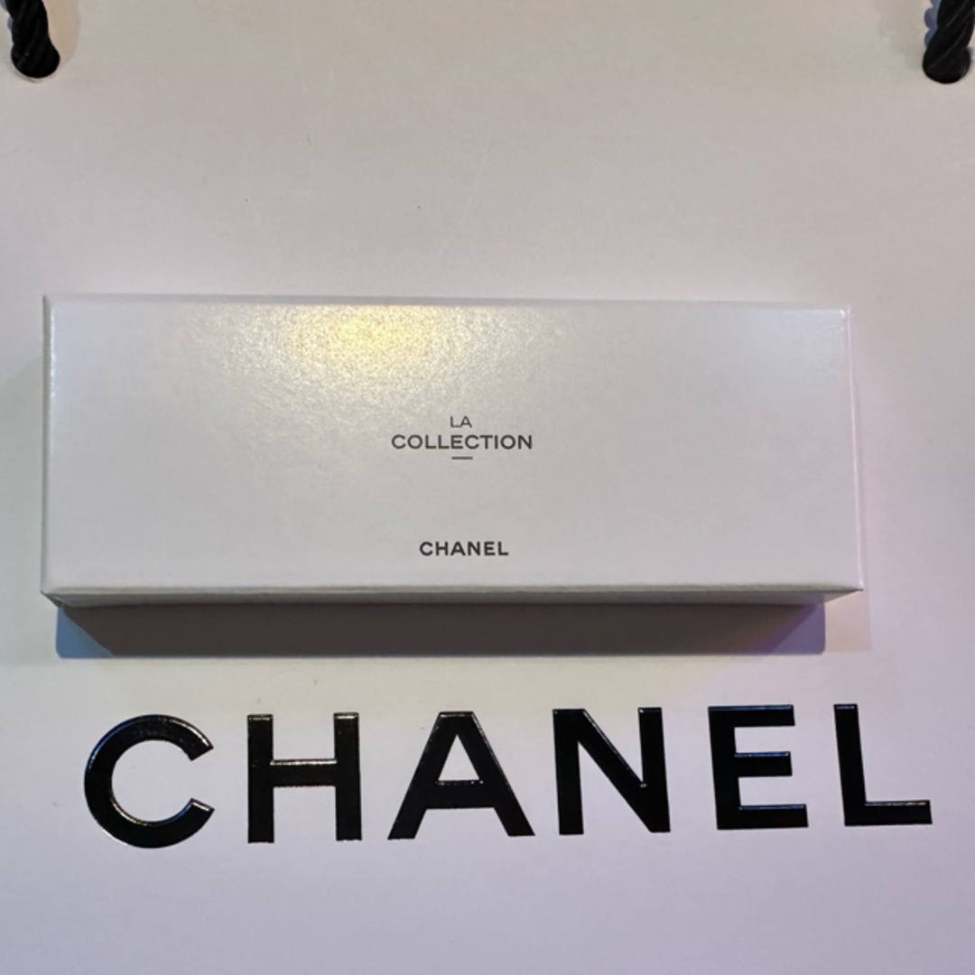 CHANEL(シャネル)のCHANELシャネル　ノベルティ　ケーブルホルダー スマホ/家電/カメラのスマホアクセサリー(その他)の商品写真