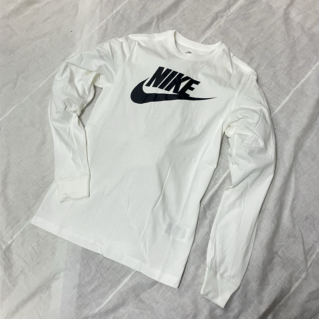 NIKE(ナイキ)の新品未使用品　NIKE ナイキ　メンズSサイズ　長袖Tシャツ　白 メンズのトップス(Tシャツ/カットソー(七分/長袖))の商品写真