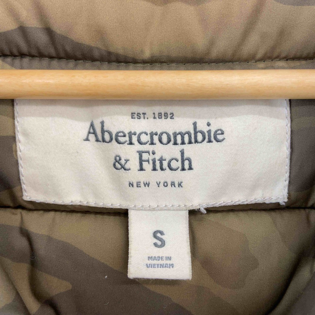 Abercrombie&Fitch(アバクロンビーアンドフィッチ)のAbercrombie&Fitch アバクロンビーアンドフィッチ メンズ 中綿・ダウンベスト　黒　ワッペン メンズのジャケット/アウター(ダウンベスト)の商品写真