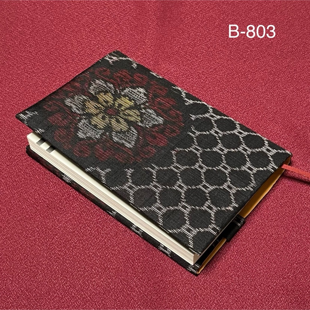 B-803再販　標準サイズ　ハンドメイド　大島紬　文庫本ブックカバー ハンドメイドの文具/ステーショナリー(ブックカバー)の商品写真