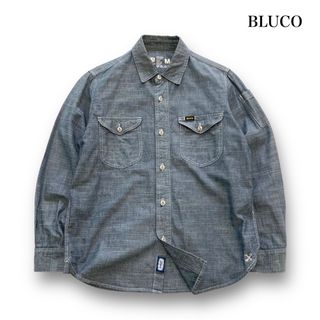 ブルコ(BLUCO)の【BLUCO】ブルコ シャンブレーワークシャツ 刺繍ロゴ 刻印猫目メタルボタン(シャツ)