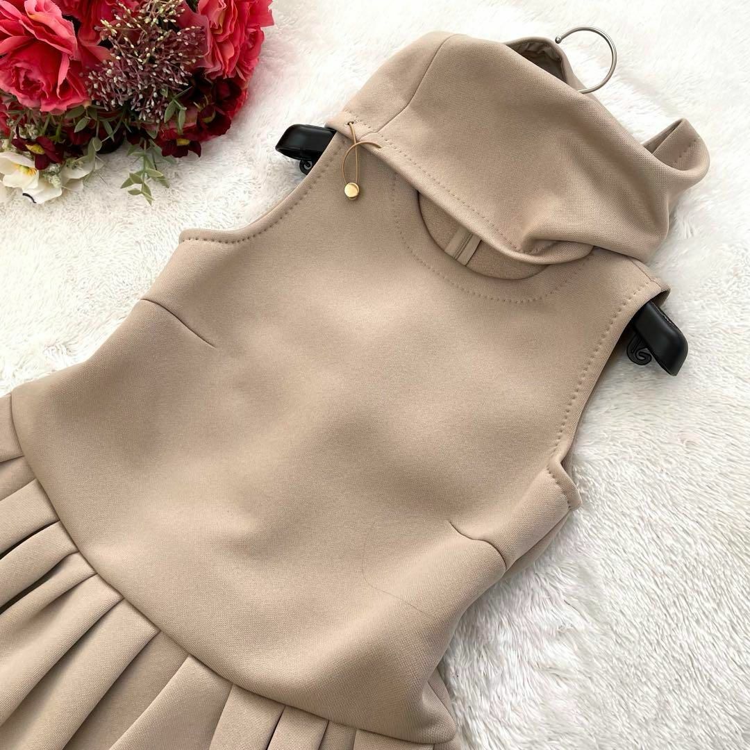 Max Mara(マックスマーラ)の美品✨Max Mara 白タグ　ワンピース　ネックウォーマー　ベージュ　高級品 レディースのワンピース(ひざ丈ワンピース)の商品写真