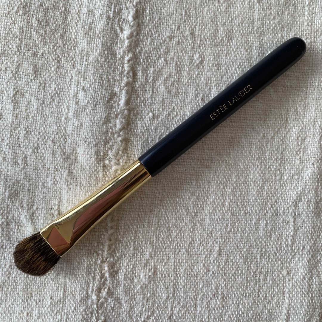 Estee Lauder(エスティローダー)のエスティローダー  アイシャドウ　ブラシ コスメ/美容のメイク道具/ケアグッズ(ブラシ・チップ)の商品写真