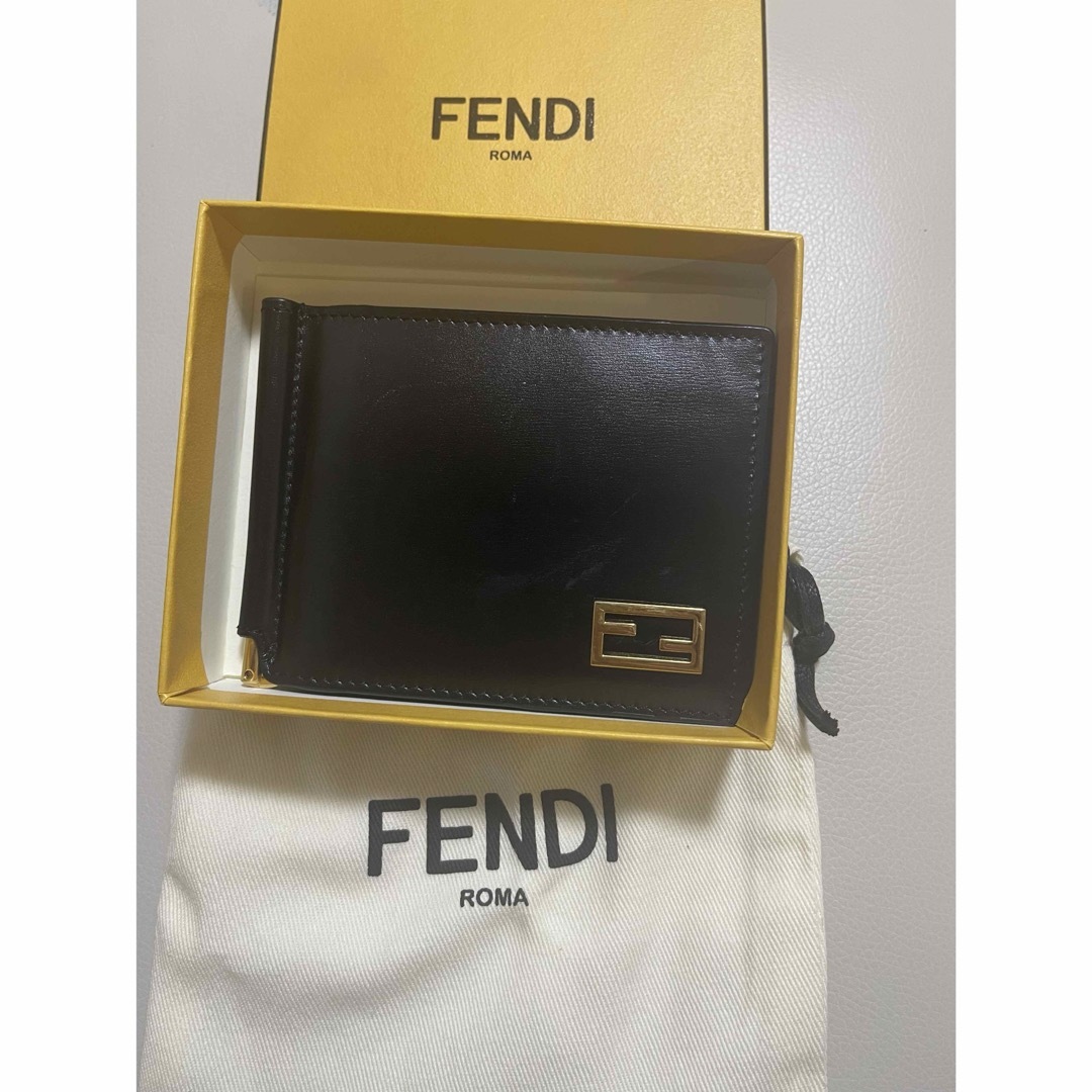 FENDI(フェンディ)のFENDI ロゴ マネークリップ付き 折り財布 メンズのファッション小物(マネークリップ)の商品写真