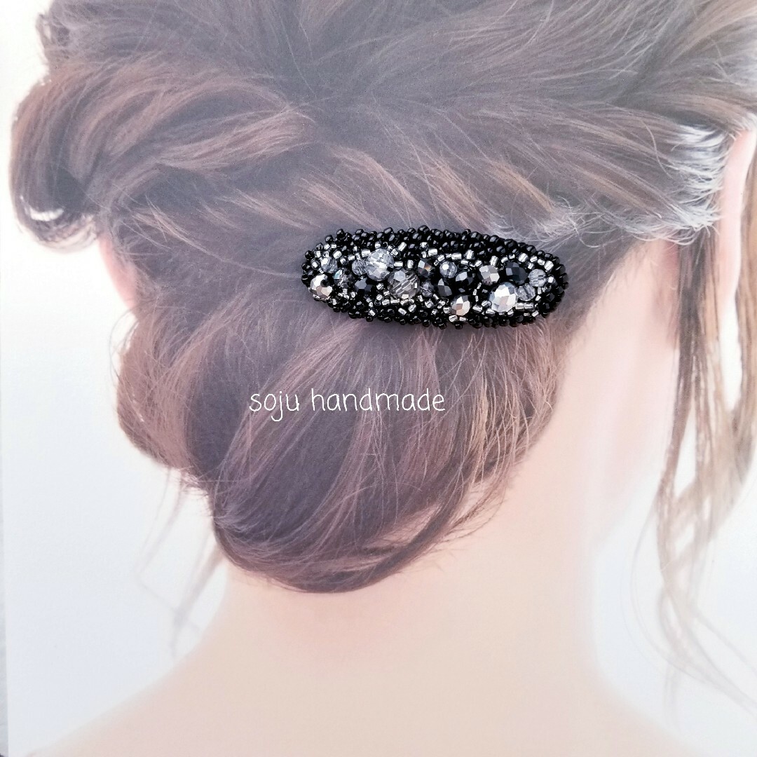 シルバー×ブラックヘアクリップ　ビーズ刺繍　ヘアクリップ ハンドメイドのアクセサリー(ヘアアクセサリー)の商品写真