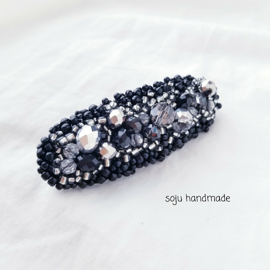 シルバー×ブラックヘアクリップ　ビーズ刺繍　ヘアクリップ ハンドメイドのアクセサリー(ヘアアクセサリー)の商品写真