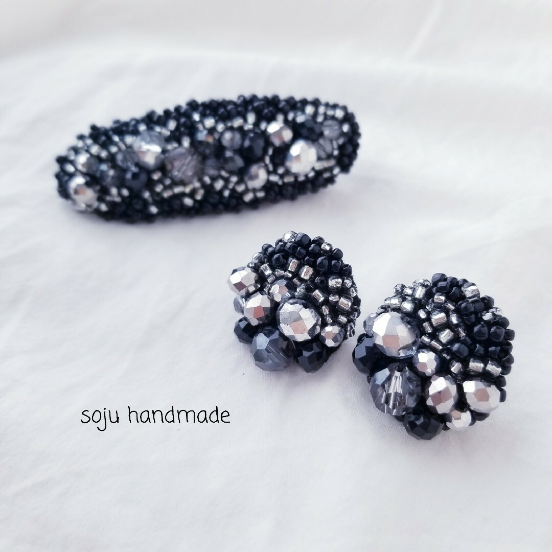 シルバー×ブラックヘアクリップ　ビーズ刺繍　ヘアクリップ ハンドメイドのアクセサリー(ヘアアクセサリー)の商品写真