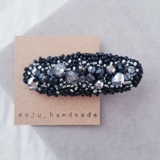 シルバー×ブラックヘアクリップ　ビーズ刺繍　ヘアクリップ(ヘアアクセサリー)