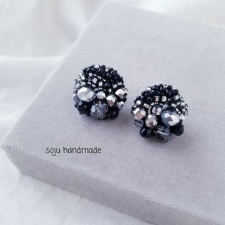 シルバー×ブラックピアス　ビーズ刺繍　ピアス(ピアス)