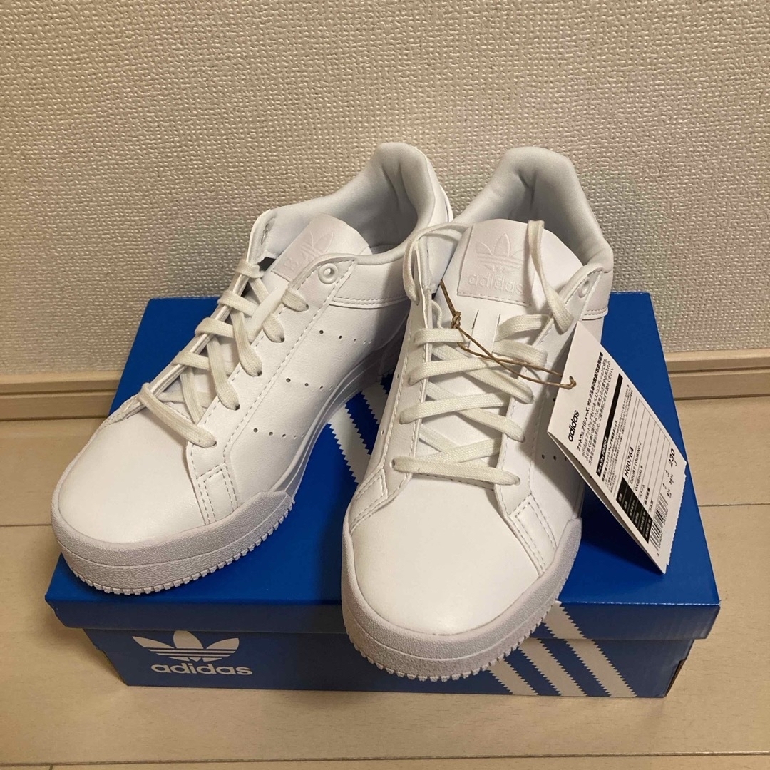 adidas(アディダス)のアディダス スニーカーCOURT TOURINO J キッズ/ベビー/マタニティのキッズ靴/シューズ(15cm~)(スニーカー)の商品写真