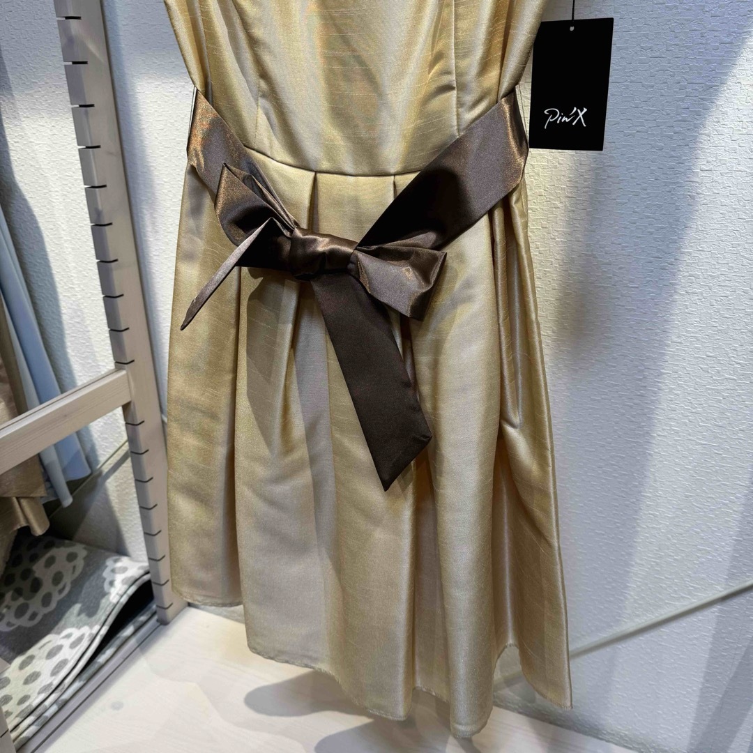 L新品Pin’Xオケージョンドレスパーティドレスワンピースノースリーブリボン付き レディースのフォーマル/ドレス(ミディアムドレス)の商品写真