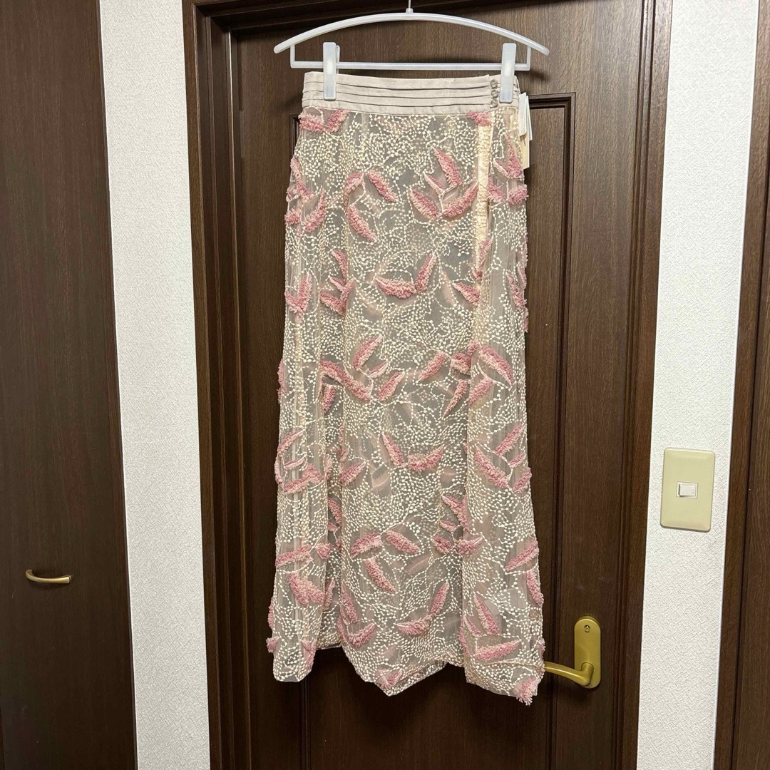 Lily Brown(リリーブラウン)のリリーブラウン　フェザー柄ロングスカート　ピンク レディースのスカート(ロングスカート)の商品写真