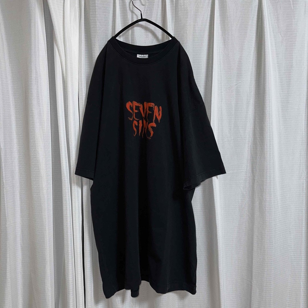 VETEMENTS(ヴェトモン)の【希少】VETEMENTS seven sins シャツ メンズのトップス(Tシャツ/カットソー(半袖/袖なし))の商品写真