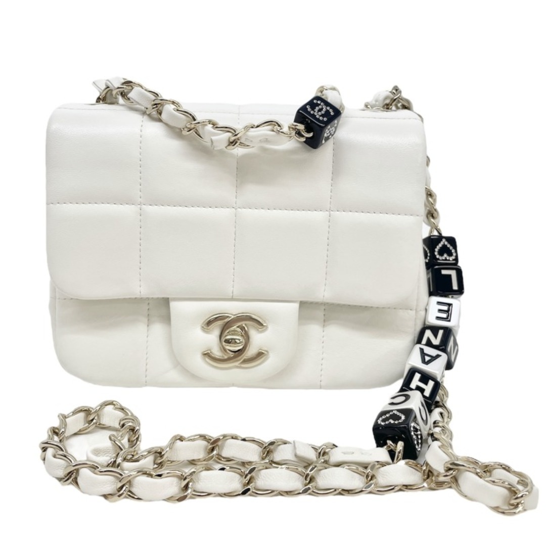 CHANEL(シャネル)のシャネル チョコバー ラムスキン  ホワイト レディースのバッグ(ショルダーバッグ)の商品写真