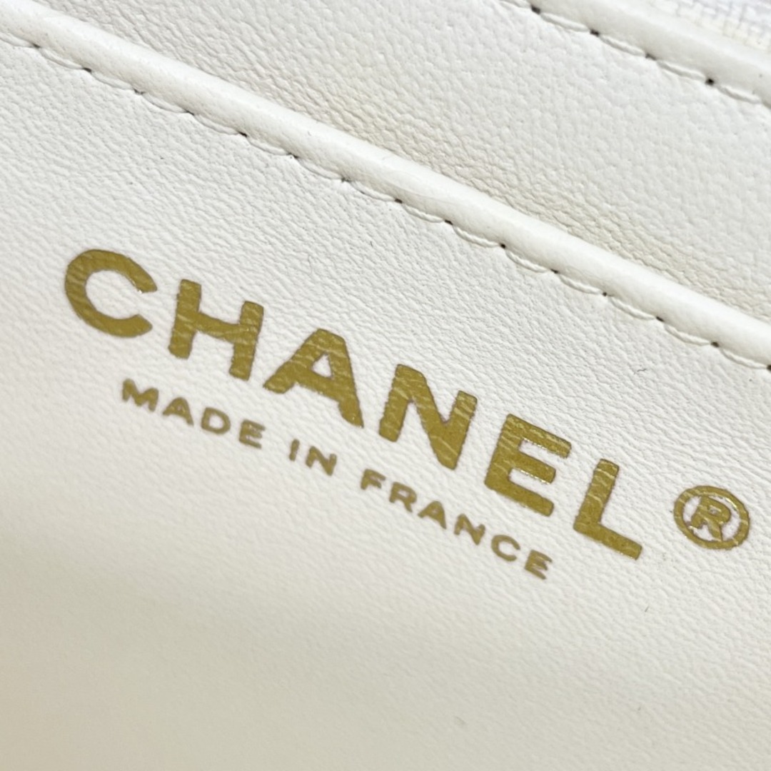 CHANEL(シャネル)のシャネル チョコバー ラムスキン  ホワイト レディースのバッグ(ショルダーバッグ)の商品写真