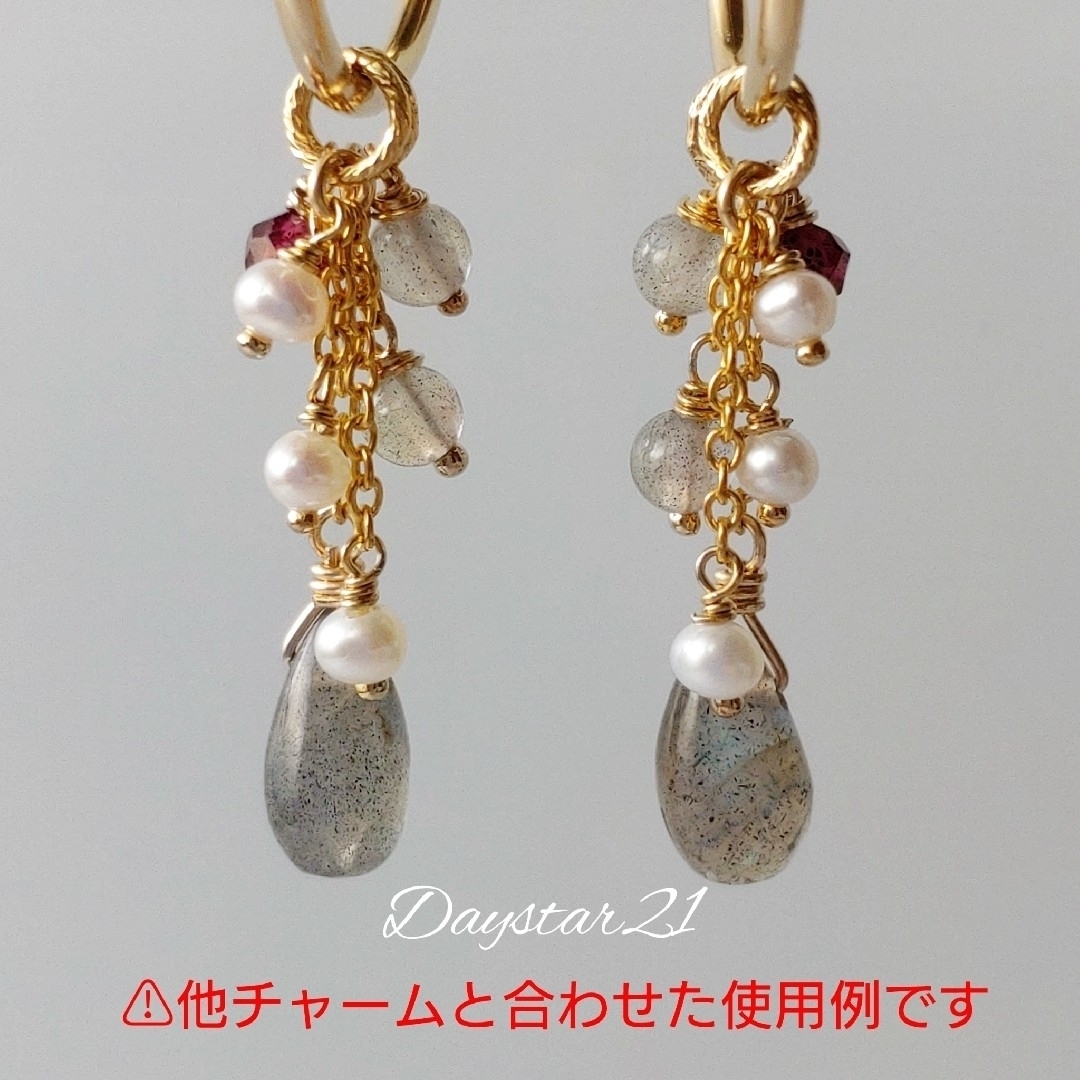 p697 天然石ピアス☆ラブラドライトとガーネットのロングチャーム　イヤリング ハンドメイドのアクセサリー(ピアス)の商品写真