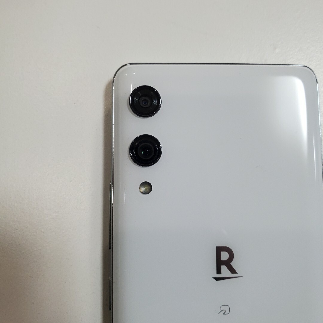 Rakuten(ラクテン)の楽天モバイル Rakuten Hand 64GB ホワイト P710 SIMフリ スマホ/家電/カメラのスマートフォン/携帯電話(スマートフォン本体)の商品写真