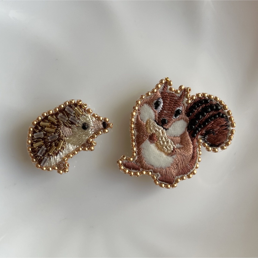 ハリネズミ　ブローチ　ビーズ刺繍 レディースのアクセサリー(ブローチ/コサージュ)の商品写真