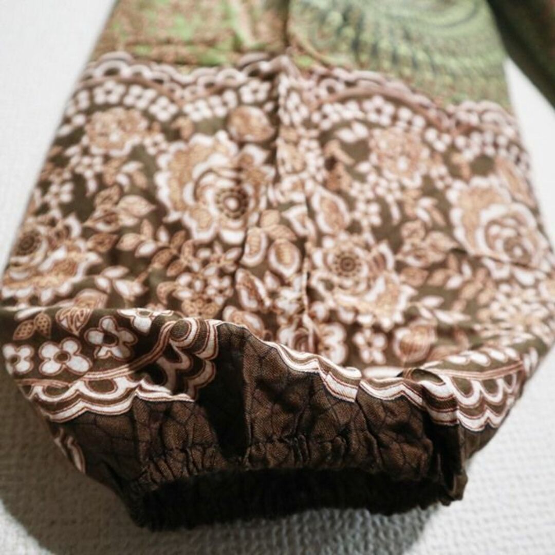 【新品】タイパンツ　中央に曼荼羅・上下にブラウンベージュの小花柄 メンズのパンツ(サルエルパンツ)の商品写真