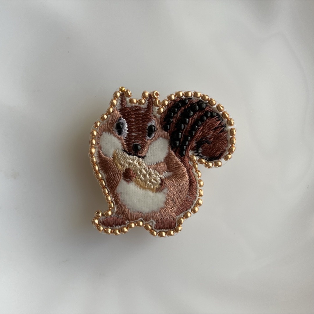 リス　ブローチ　ビーズ刺繍 レディースのアクセサリー(ブローチ/コサージュ)の商品写真