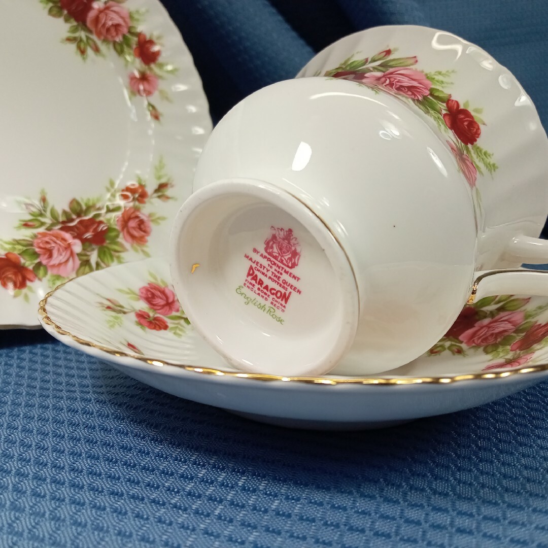 ROYAL ALBERT(ロイヤルアルバート)の英国製 PARAGON パラゴン English Rose ティートリオ インテリア/住まい/日用品のキッチン/食器(食器)の商品写真