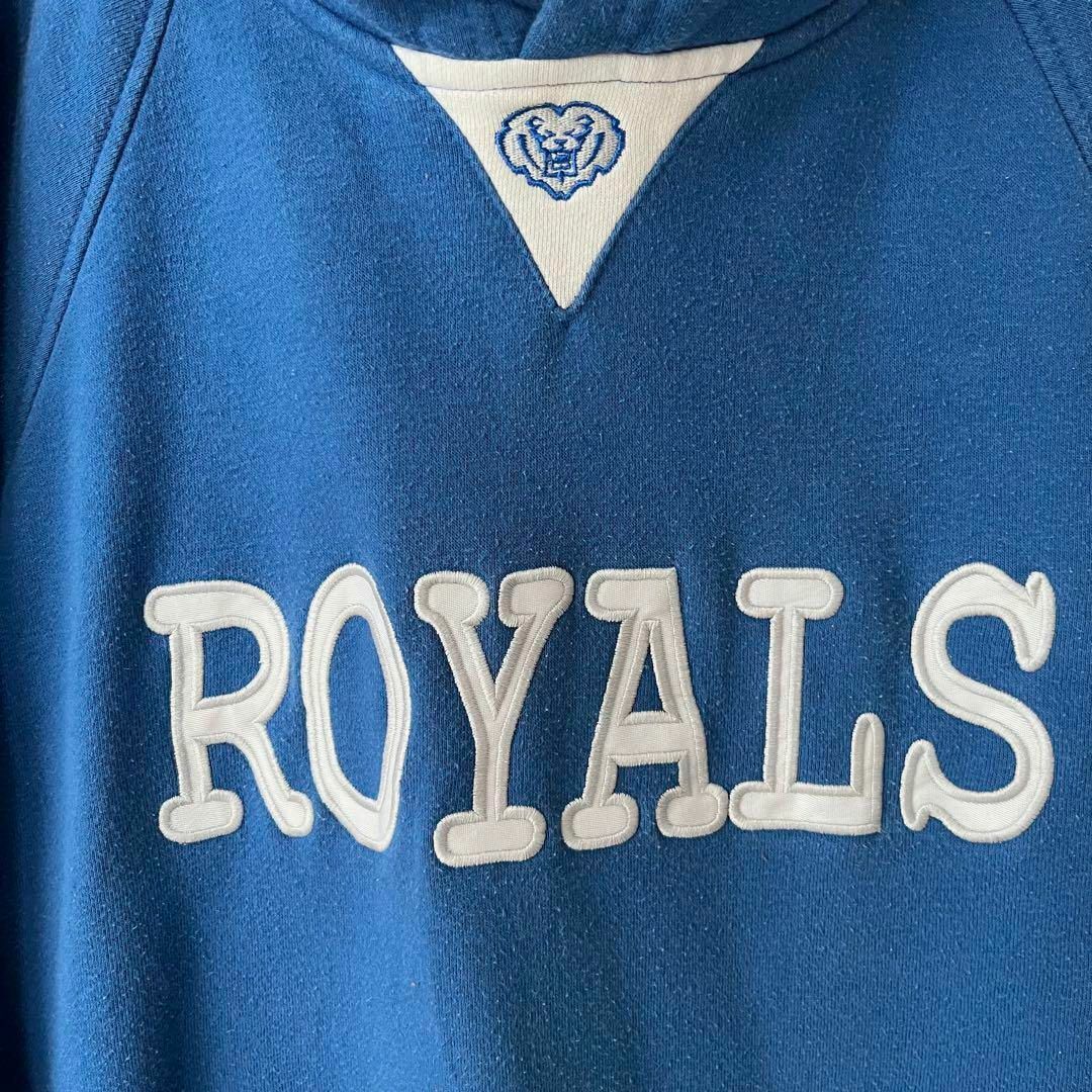 アメリカ古着　カレッジROYALSセンター刺繍ロゴスエットパーカー　サイズXL青 メンズのトップス(パーカー)の商品写真