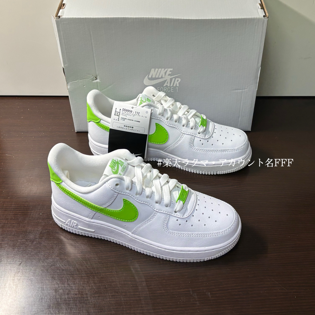 NIKE(ナイキ)の【新品23.5cm】NIKE W エアフォース１’07 ホワイト/グリーン レディースの靴/シューズ(スニーカー)の商品写真