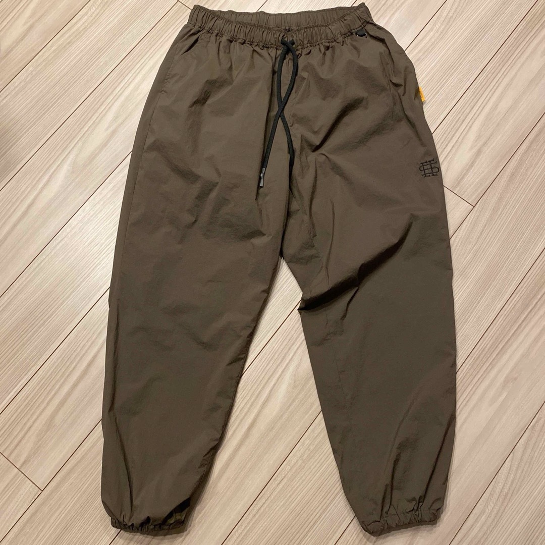 1LDK SELECT(ワンエルディーケーセレクト)の23SS SEE SEE WIDE NYLON PANTS BROWN L メンズのパンツ(その他)の商品写真