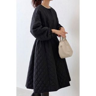 ビアズリー(BEARDSLEY)のBEARDSLEY 美品 美シルエット！バルーン袖キルトコート ブラック(ロングコート)