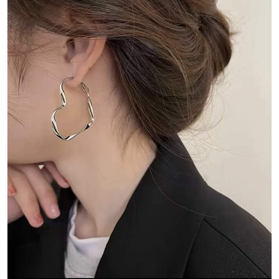 シルバー ハート ピアス 韓国デザイン キラキラ 両耳用 レディースのアクセサリー(ピアス)の商品写真