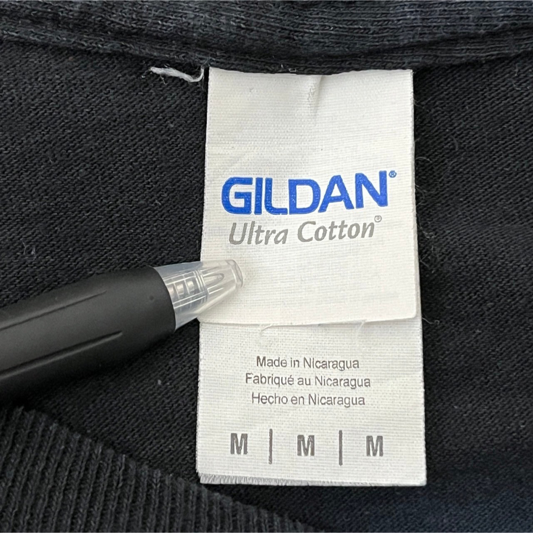 GILDAN(ギルタン)の【ギルダン】ロンT　カレジッロゴ　袖ロゴ　デカロゴ　ブラックモスグリーン　81 メンズのトップス(Tシャツ/カットソー(七分/長袖))の商品写真