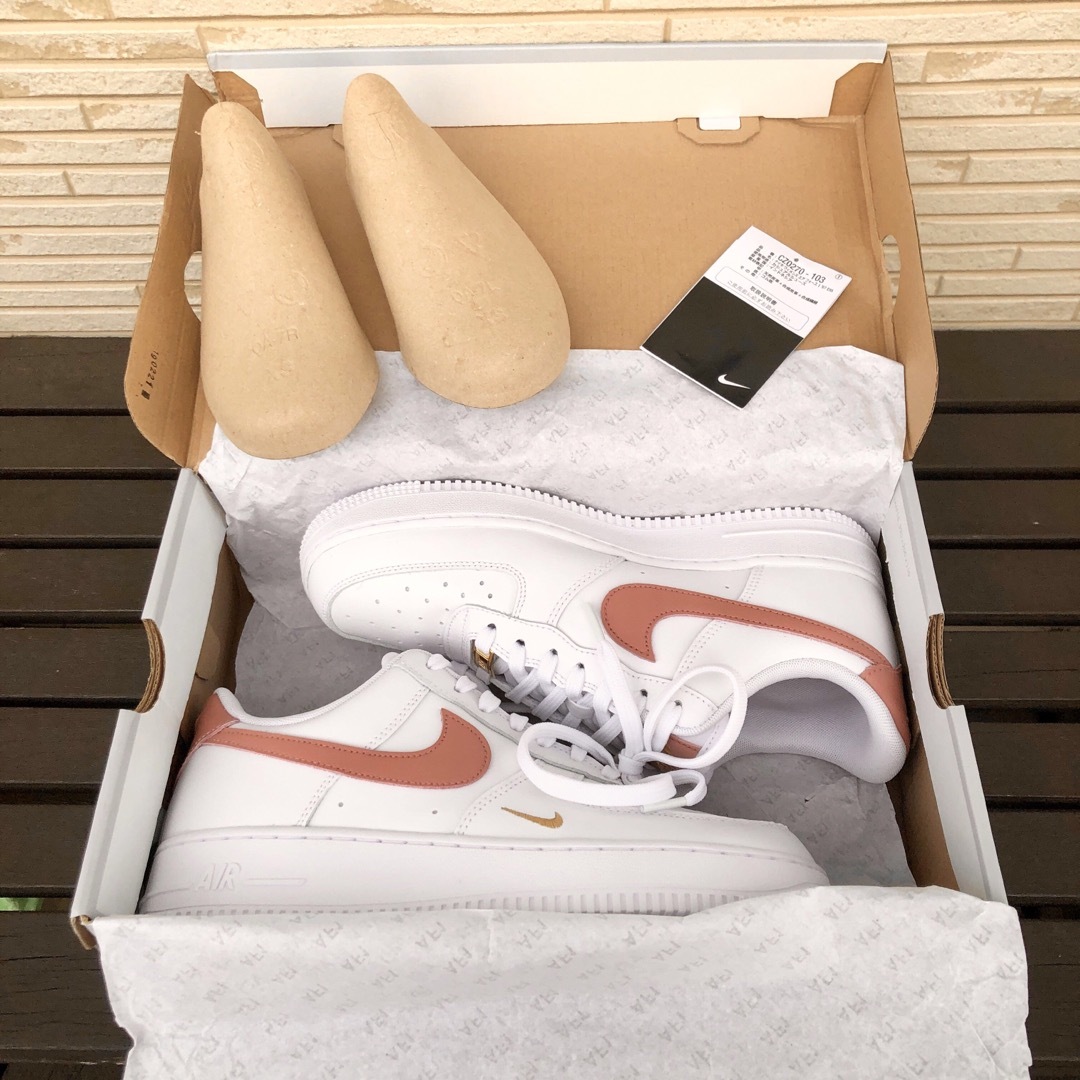 NIKE(ナイキ)のNIKE WMNS AIR FORCE 1 ’07 ESS ナイキ エアフォース レディースの靴/シューズ(スニーカー)の商品写真