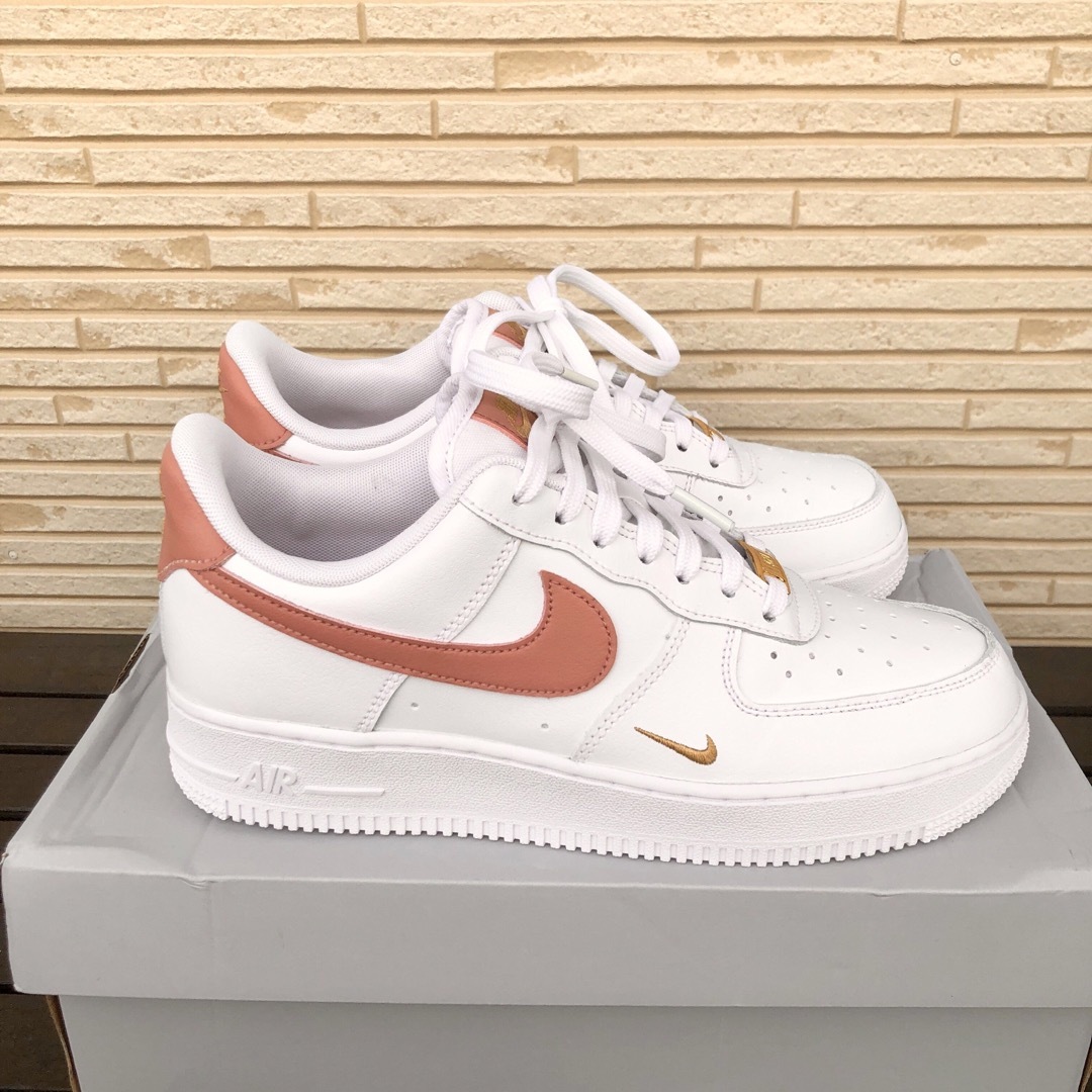 NIKE(ナイキ)のNIKE WMNS AIR FORCE 1 ’07 ESS ナイキ エアフォース レディースの靴/シューズ(スニーカー)の商品写真