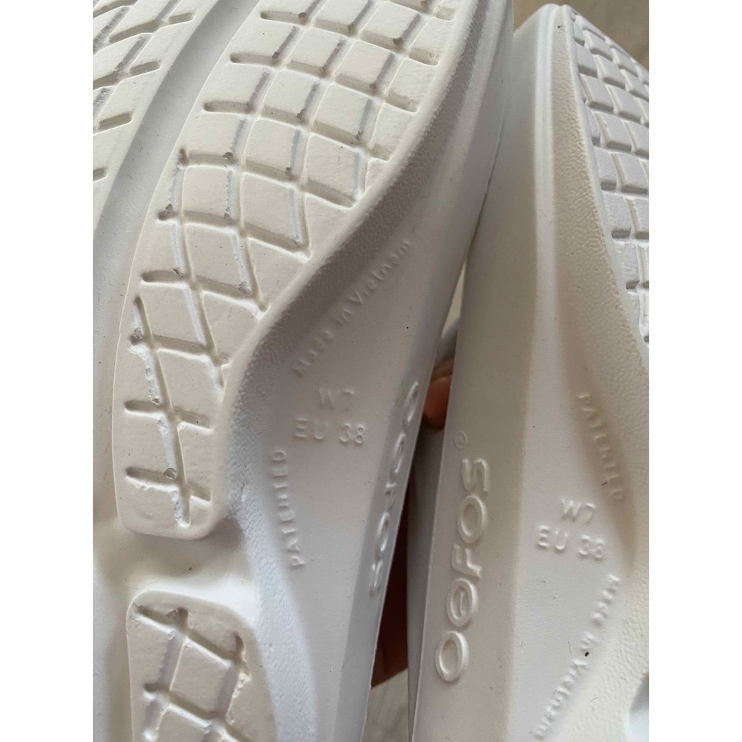 OOFOS(ウーフォス)の▪️OOFOS   White  ３８サイズ　お試しのみ レディースの靴/シューズ(サンダル)の商品写真