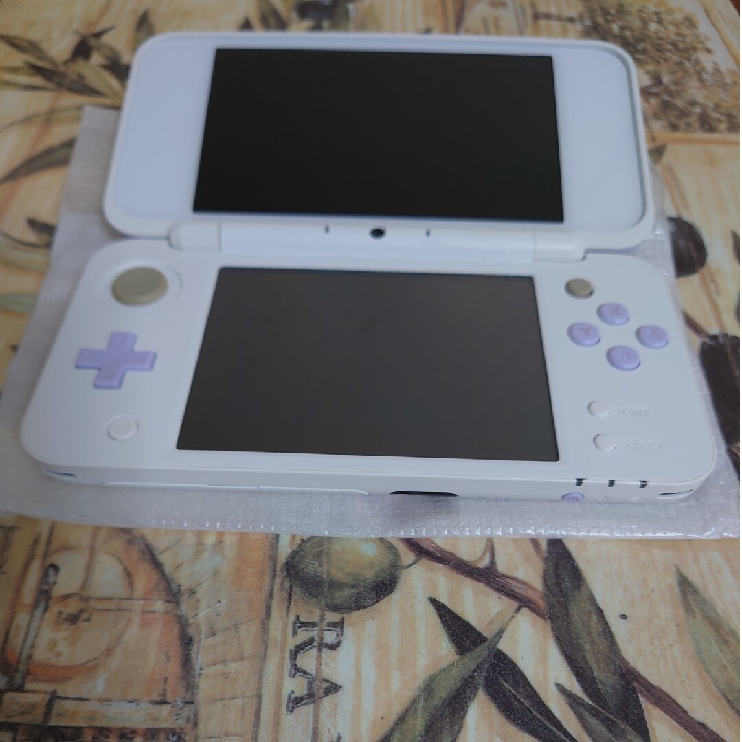 ニンテンドー2DS(ニンテンドー2DS)のNewニンテンドー2DS LL ホワイト×ラベンダー液晶美品 エンタメ/ホビーのゲームソフト/ゲーム機本体(携帯用ゲーム機本体)の商品写真