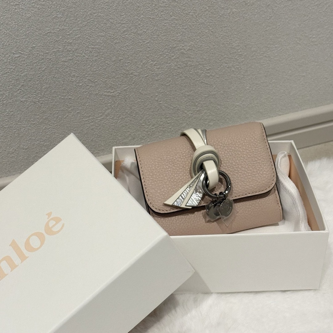 Chloe(クロエ)の“ALPHABET”スモールトリフォールドウォレット レディースのファッション小物(財布)の商品写真