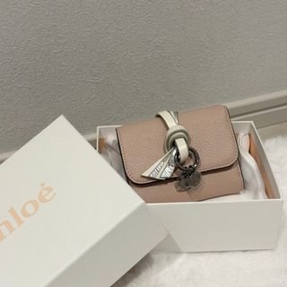 クロエ(Chloe)の“ALPHABET”スモールトリフォールドウォレット(財布)