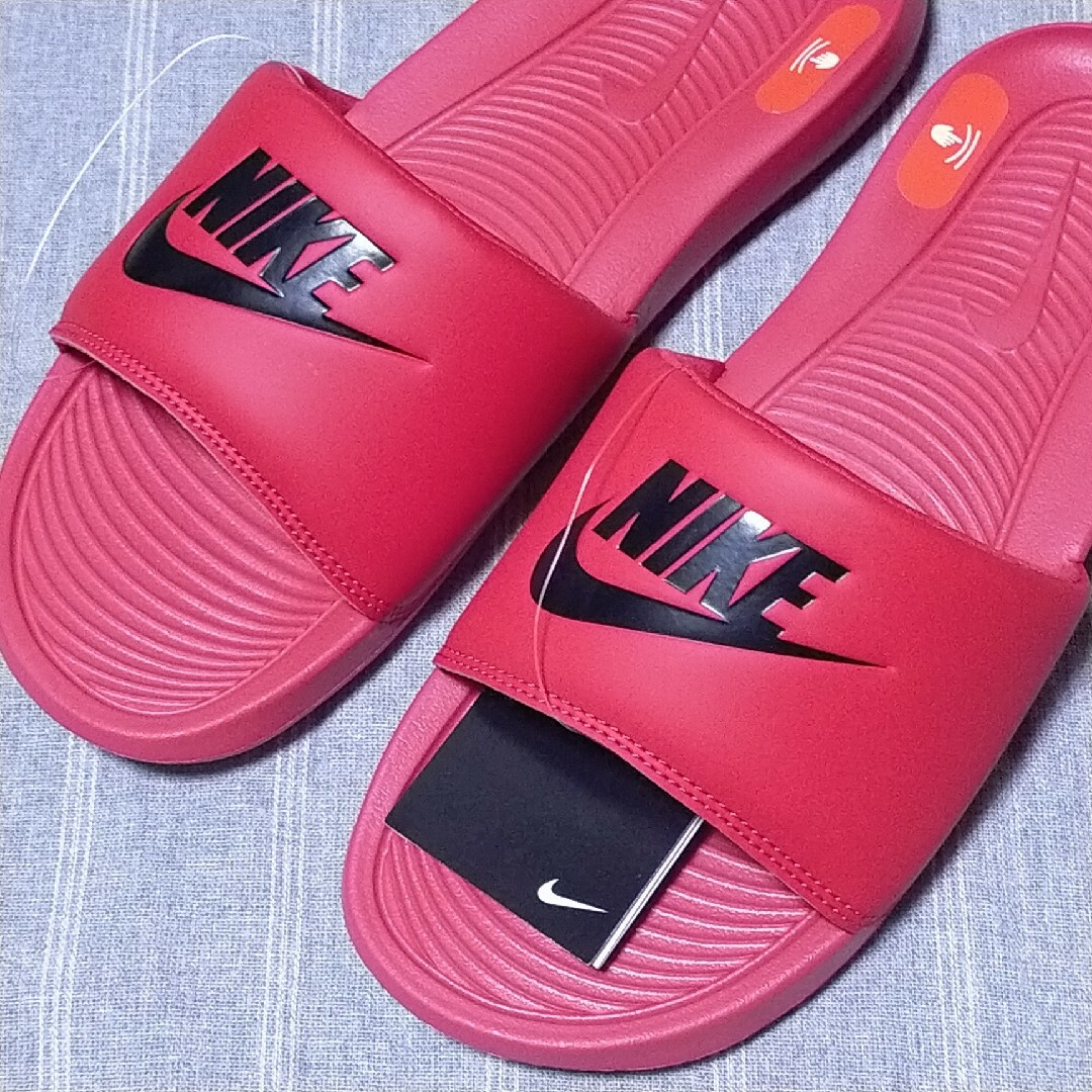 NIKE(ナイキ)の26cmナイキ　サンダル　ビクトリーワン　レッド赤色ブラック　ベナッシ　スリッパ メンズの靴/シューズ(サンダル)の商品写真