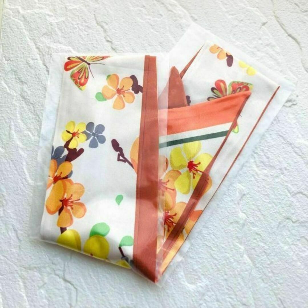 リボンスカーフ オレンジ 花 シルク風 バッグ ヘアバンド バッグチャーム レディースのファッション小物(バンダナ/スカーフ)の商品写真
