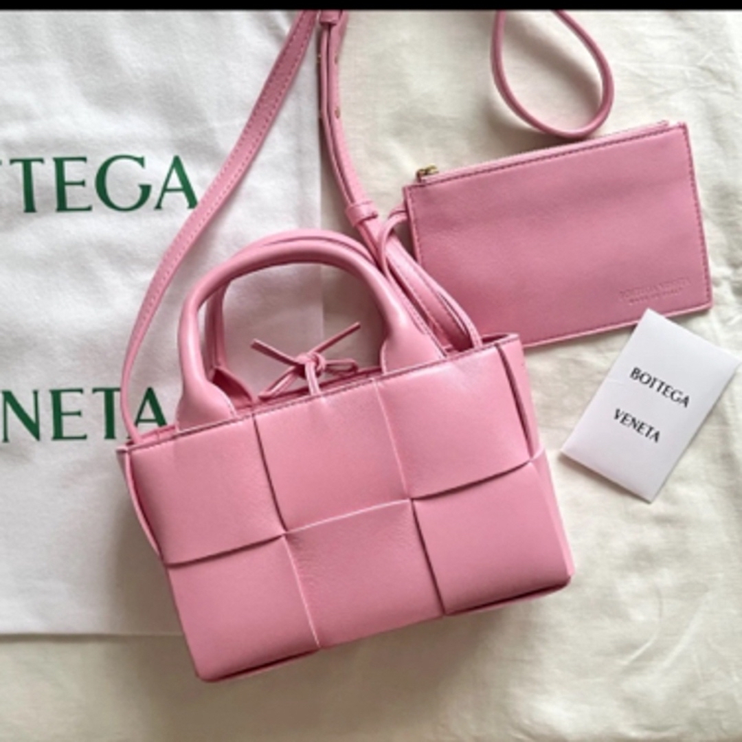 Bottega Veneta(ボッテガヴェネタ)のBOTTEGA VENETA ミニ アルコトート バッグ 新品 レディースのバッグ(ハンドバッグ)の商品写真