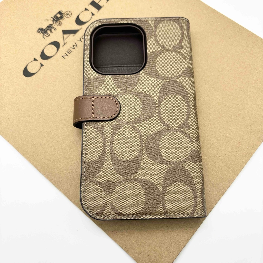 COACH(コーチ)の【COACH☆新品】 IPHONE 15 PRO フォリオ！シグネチャー！カーキ スマホ/家電/カメラのスマホアクセサリー(iPhoneケース)の商品写真