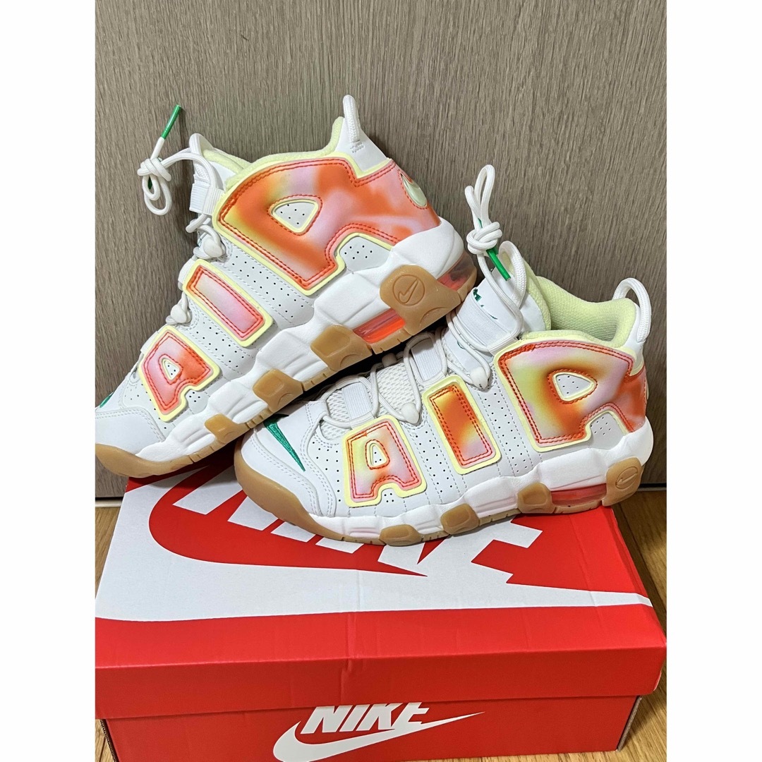 NIKE(ナイキ)のAIR MORE UPTEMPO (GS) 23.5cm新品 レディースの靴/シューズ(スニーカー)の商品写真