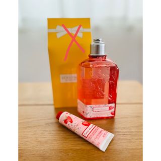 ロクシタン(L'OCCITANE)のロクシタン　チェリーストロベリー　ハンドクリーム　シャワージェル　ギフト(ボディソープ/石鹸)