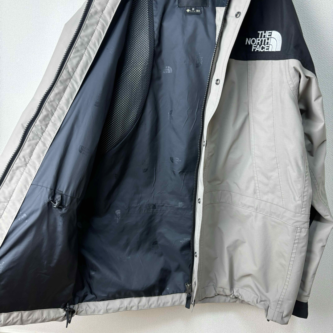 THE NORTH FACE(ザノースフェイス)の希少　ノースフェイス　マウンテンライトジャケット ミネラルグレー　S メンズ メンズのジャケット/アウター(マウンテンパーカー)の商品写真