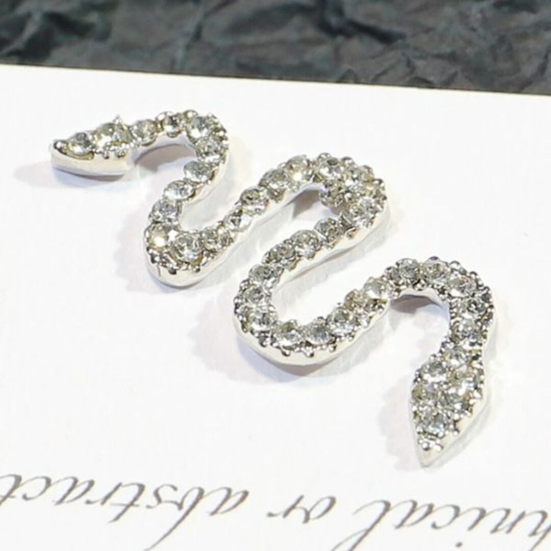 スネークダイヤモンド 3Dデコ ネイルアート スマホアート ネイルケア 蛇型 コスメ/美容のネイル(デコパーツ)の商品写真