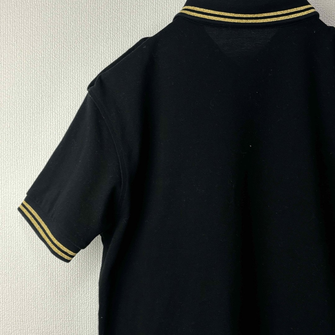 FRED PERRY(フレッドペリー)の人気　フレッドペリー　ボタン　シャツ　黒　金　ゴールド　ブラック　M古着 メンズのトップス(ポロシャツ)の商品写真