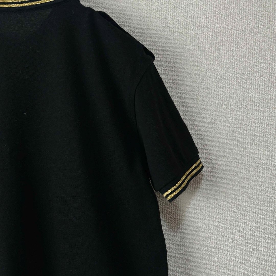 FRED PERRY(フレッドペリー)の人気　フレッドペリー　ボタン　シャツ　黒　金　ゴールド　ブラック　M古着 メンズのトップス(ポロシャツ)の商品写真