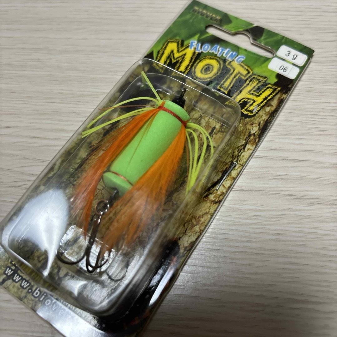 【新品】MOTH ルアー　トップウォーター　バス釣り　釣具　釣り スポーツ/アウトドアのフィッシング(ルアー用品)の商品写真