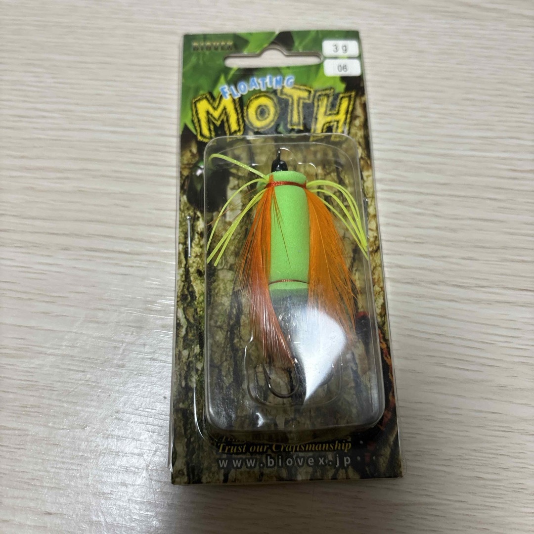 【新品】MOTH ルアー　トップウォーター　バス釣り　釣具　釣り スポーツ/アウトドアのフィッシング(ルアー用品)の商品写真