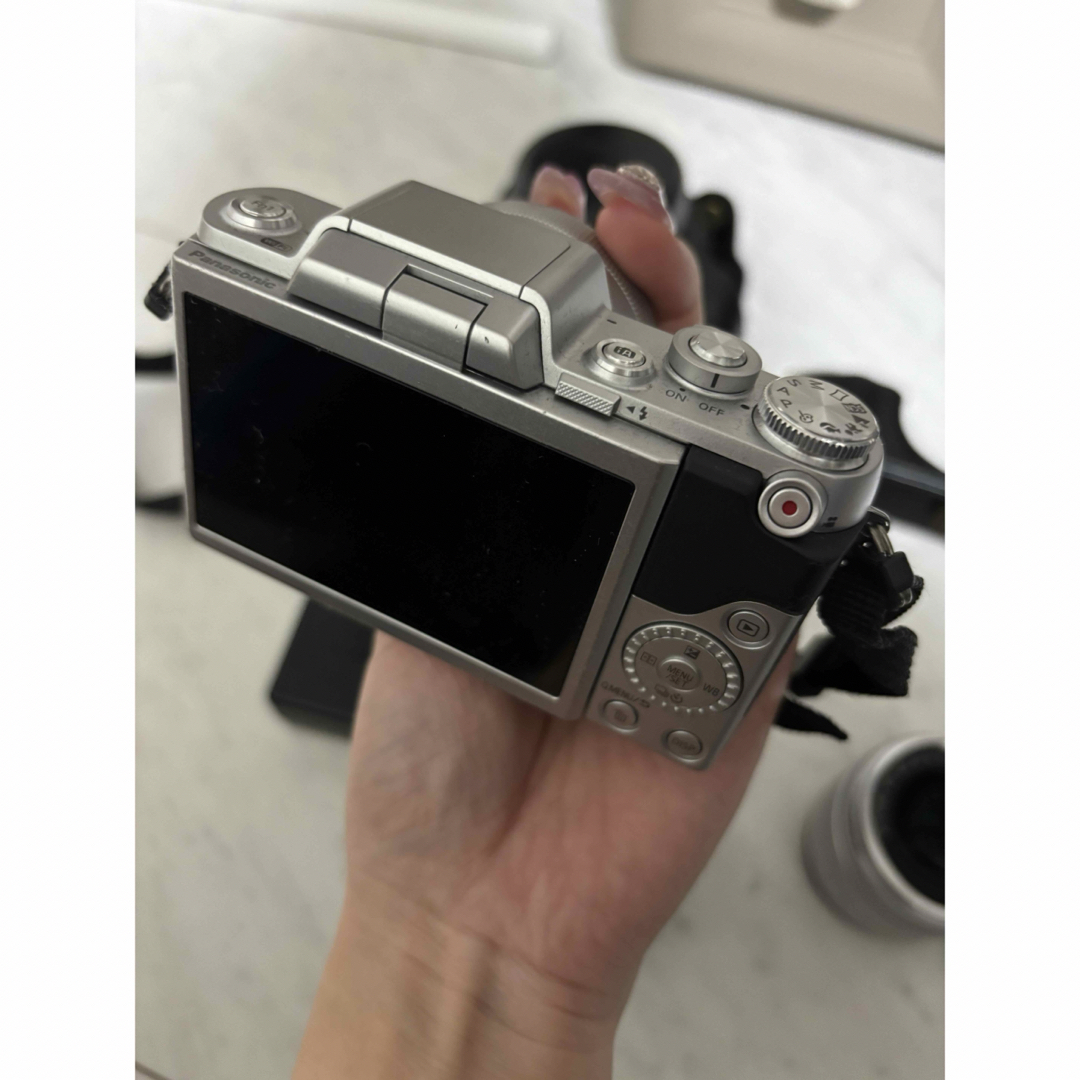 Panasonic(パナソニック)のPanasonic LUMIX DMC-GF7シルバー  スマホ/家電/カメラのカメラ(ミラーレス一眼)の商品写真